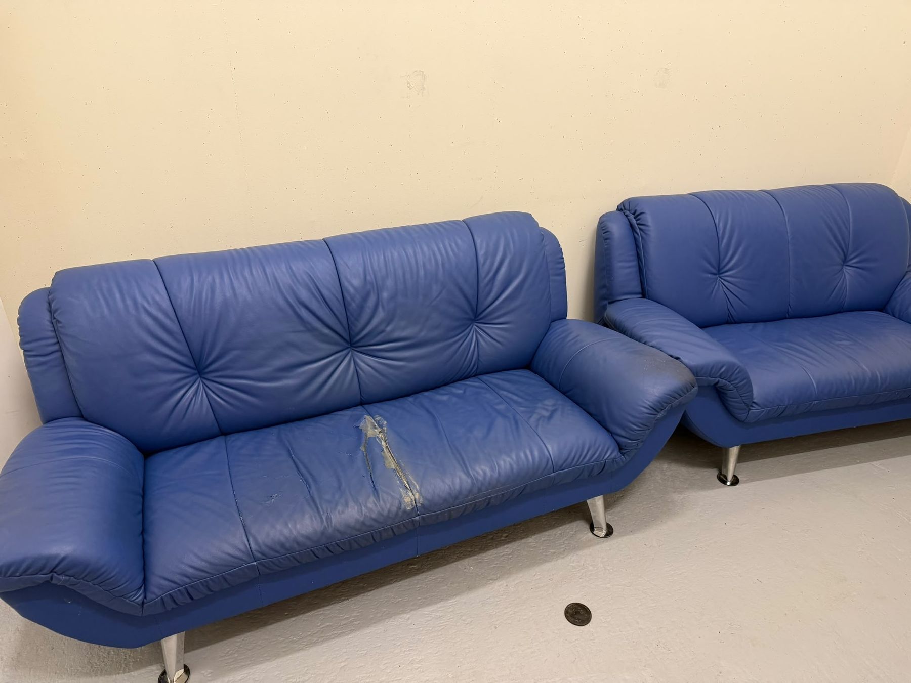 Pfister Sofas: Ensemble canapés cuir bleu 3 places usagés – D'occasion à le Mont-sur-Lausanne par Teodor.B 1
