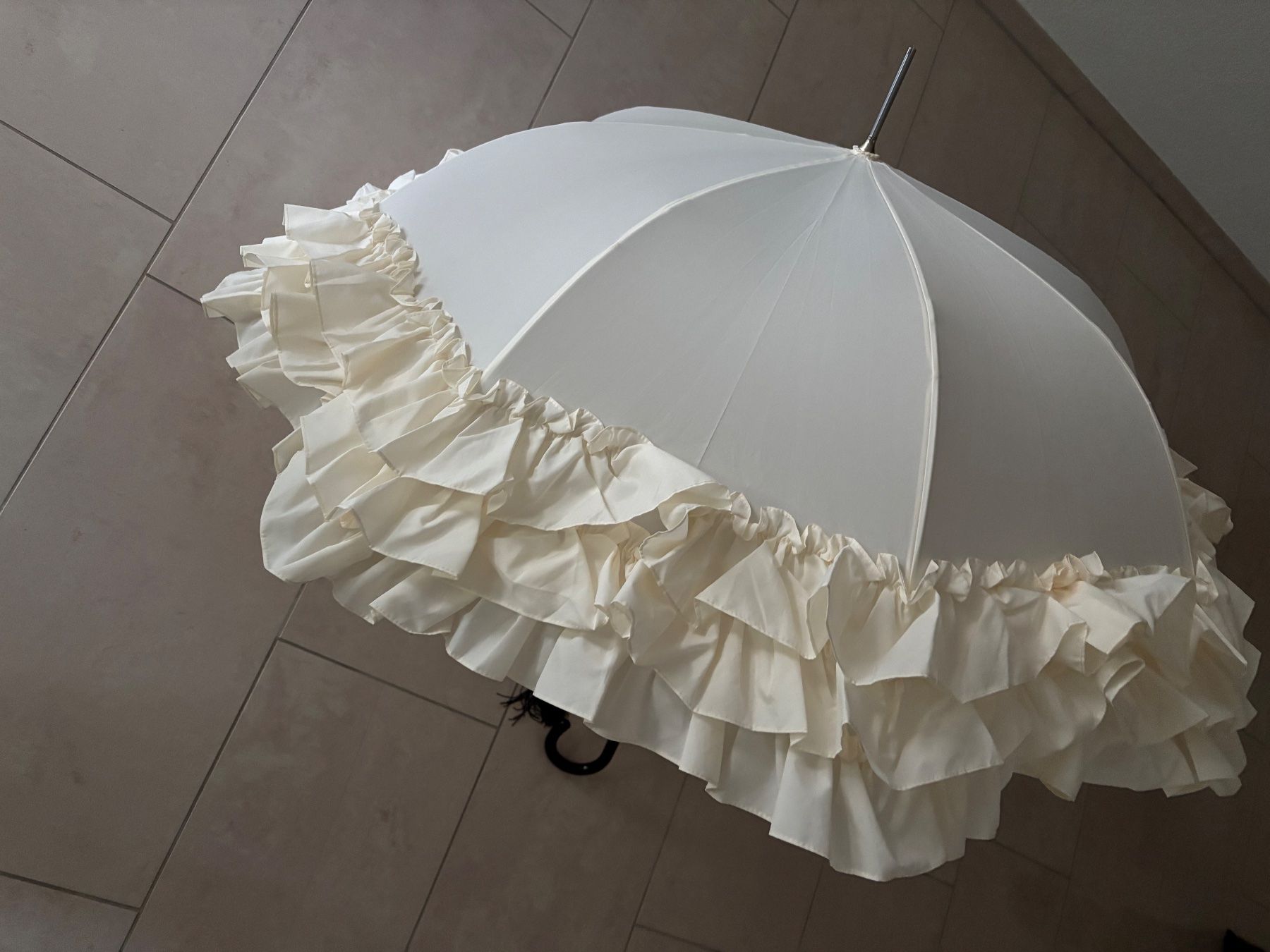 Regenschirme: Schirm mit Volant – Neu (gemäss Beschreibung) aus Wohlenschwil von F.F. 3