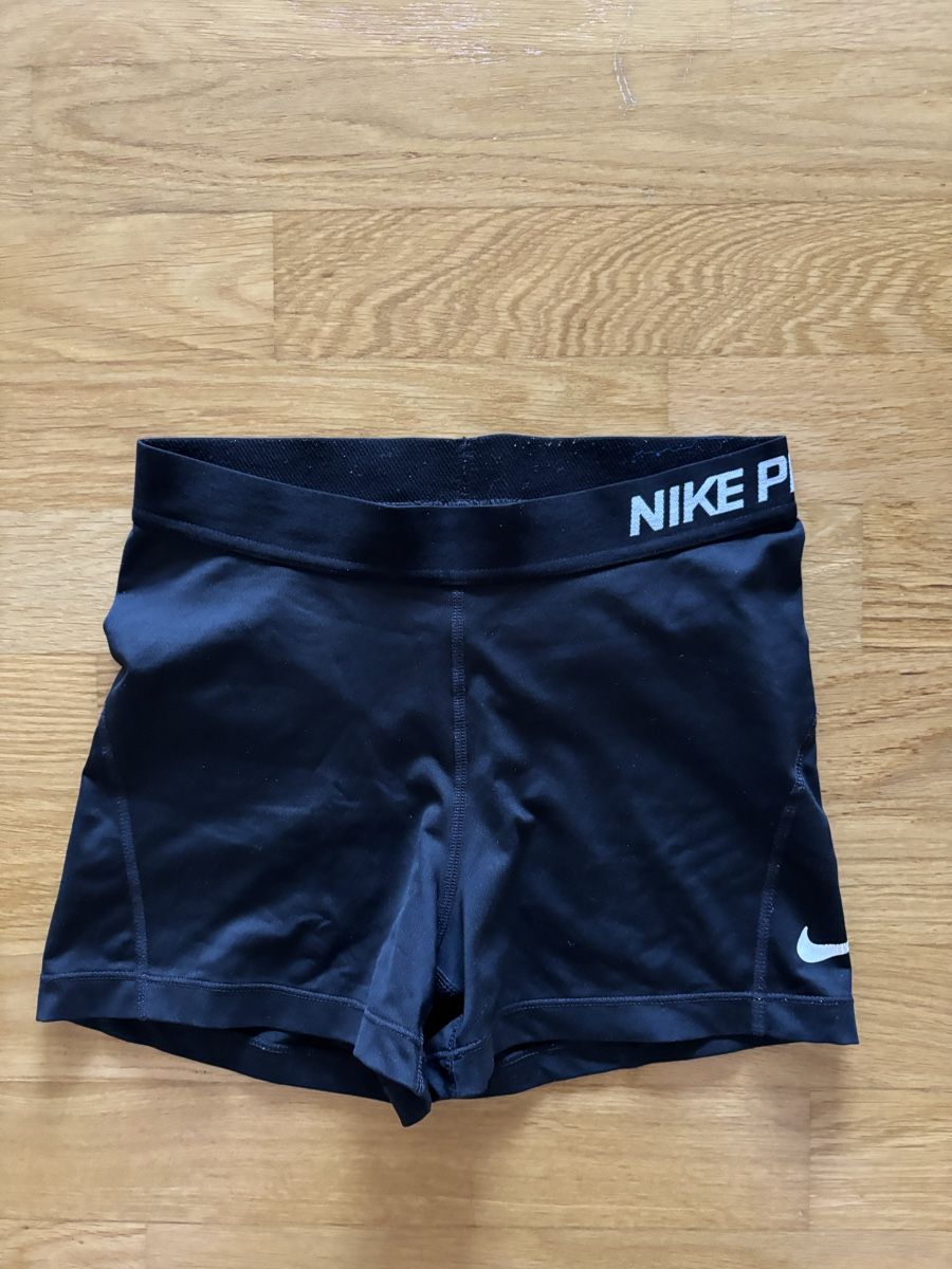 Nike Pantalons: Nike Sport Shorts – D'occasion à Kaltbrunn par celiabernet