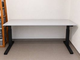 Höhenverstellbarer Bürotisch