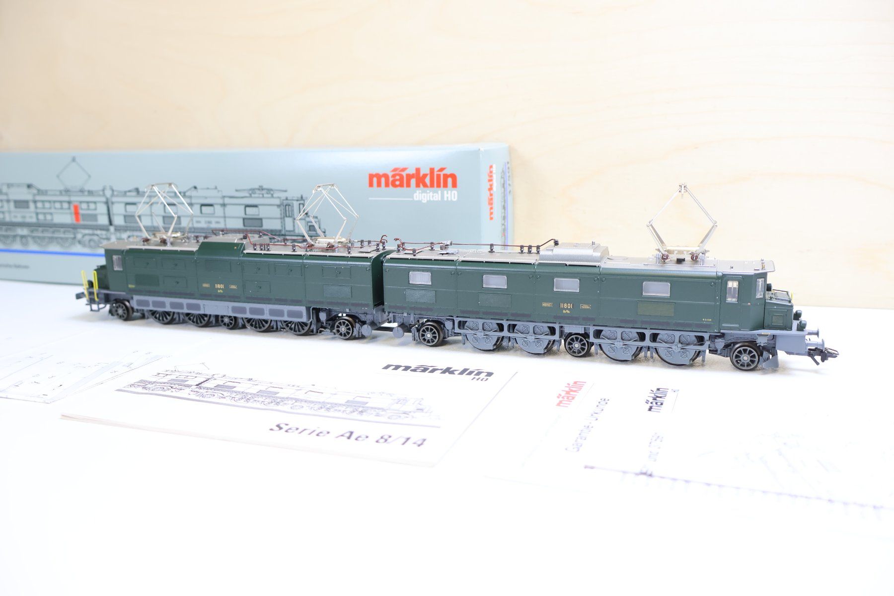Märklin Modellini di ferrovie: Märklin SBB grosse Doppel E-Lok Ae 8/14  - Digital 37591 – Usato da Winterthur venduto da Monstera 1
