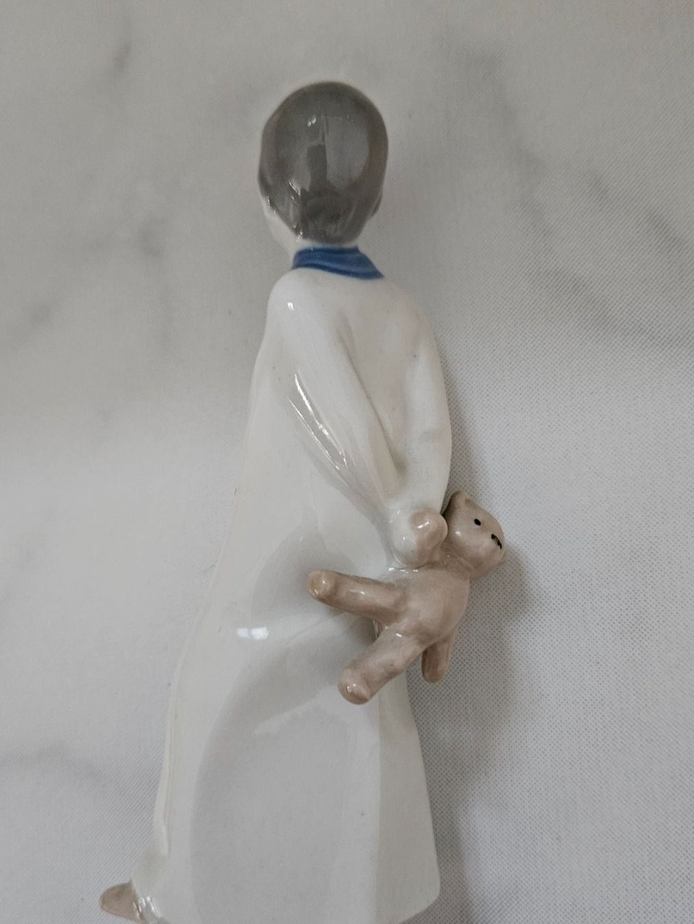 Statuette: Porzellanfigur Junge mit Teddybär – Usato da Meggen venduto da G7957c24 1