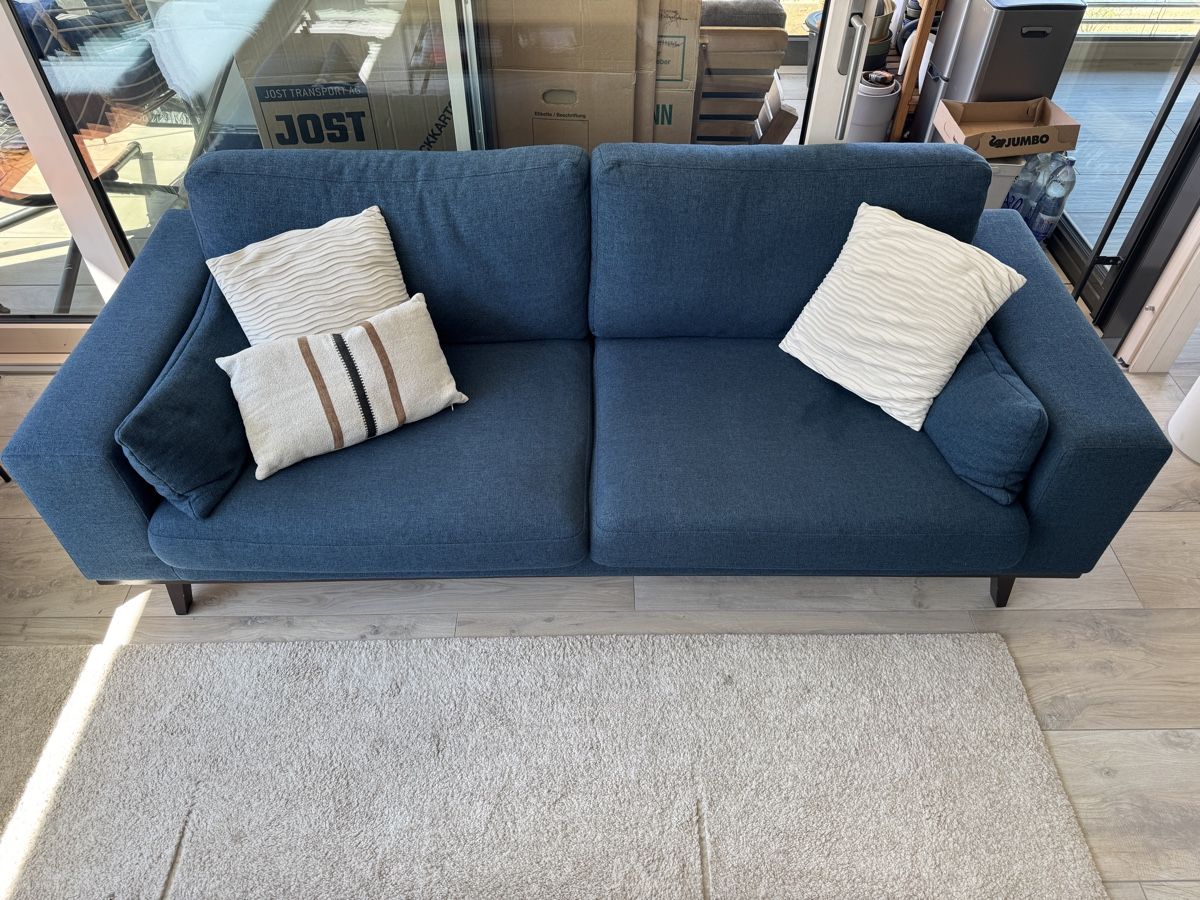 Divani: Micasa Sofa Couch Stoffsofa dunkelblau – Usato da Gelterkinden venduto da murattibox