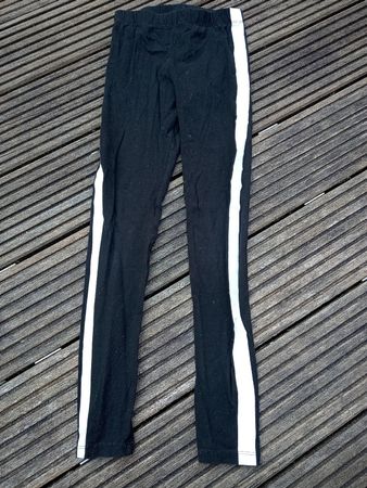 Schwarze Leggings mit Streifen H&M Gr. 140