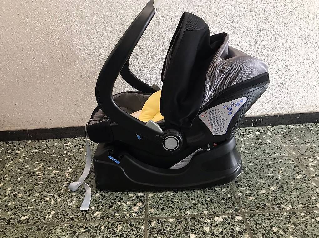 Seggiolini per auto: Autokindersitz Chicco Trio - Dunkelblau – Usato da Zürich venduto da sho_g8sf 1