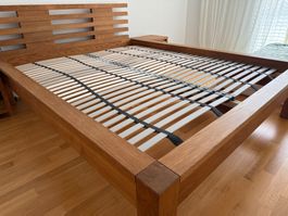 Exklusives Massivholz-Bett 160×200 mit 2 Nachttischen Top!