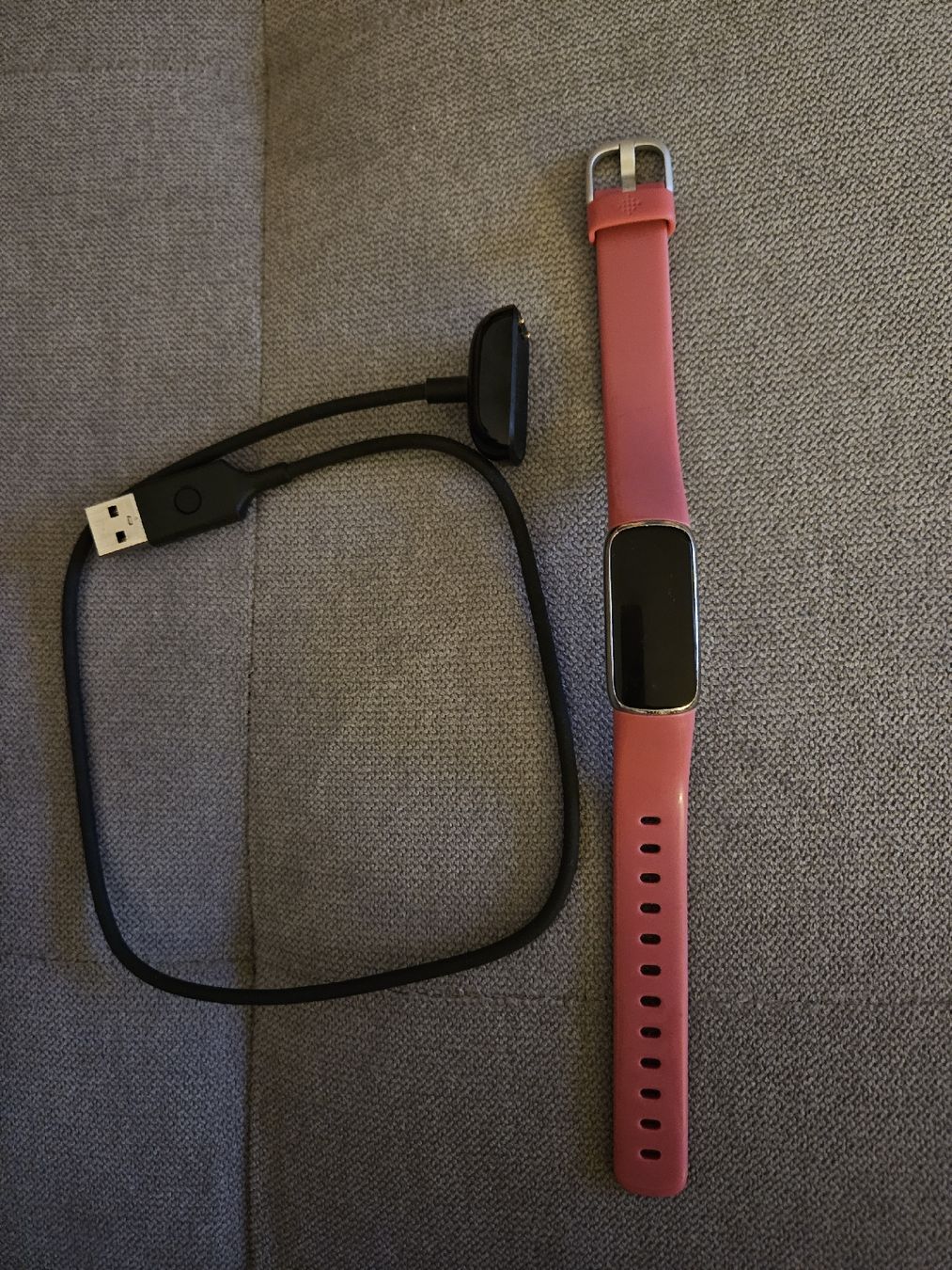Fitbit Smartwatch: Fitbit Luxe mit Ladekabel – Usato da Bern venduto da Sabulise