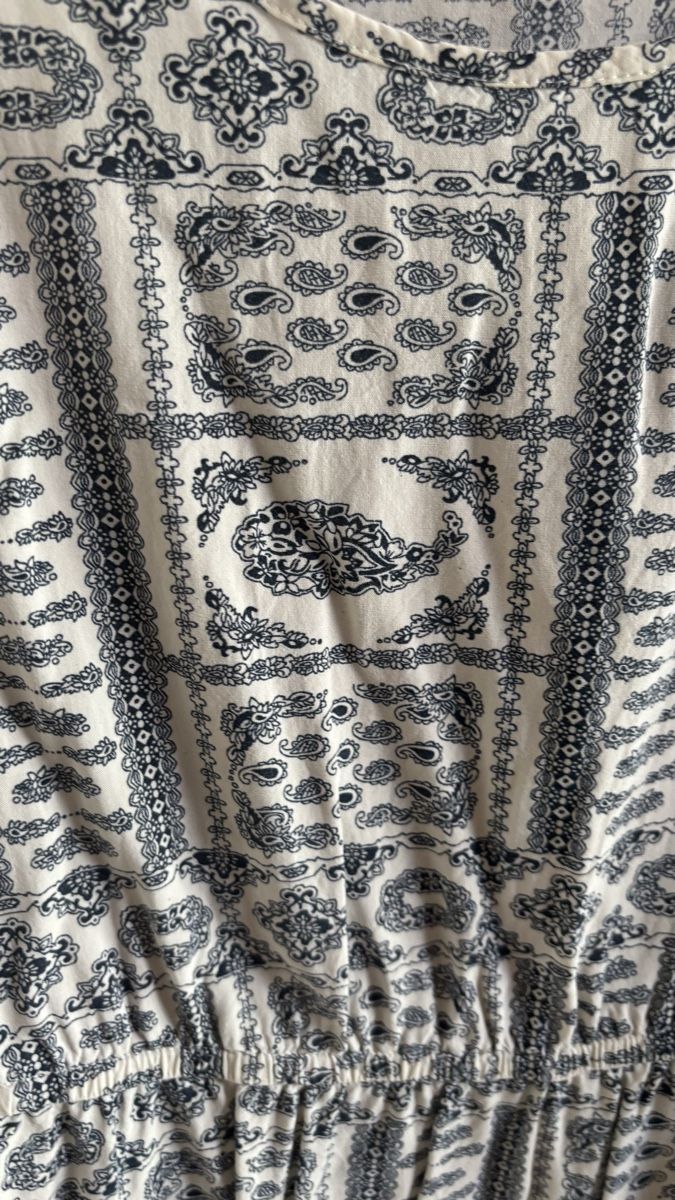 Kleider: Sommerkleid mit schönem Muster – Gebraucht aus Roggwil BE von R.. 2