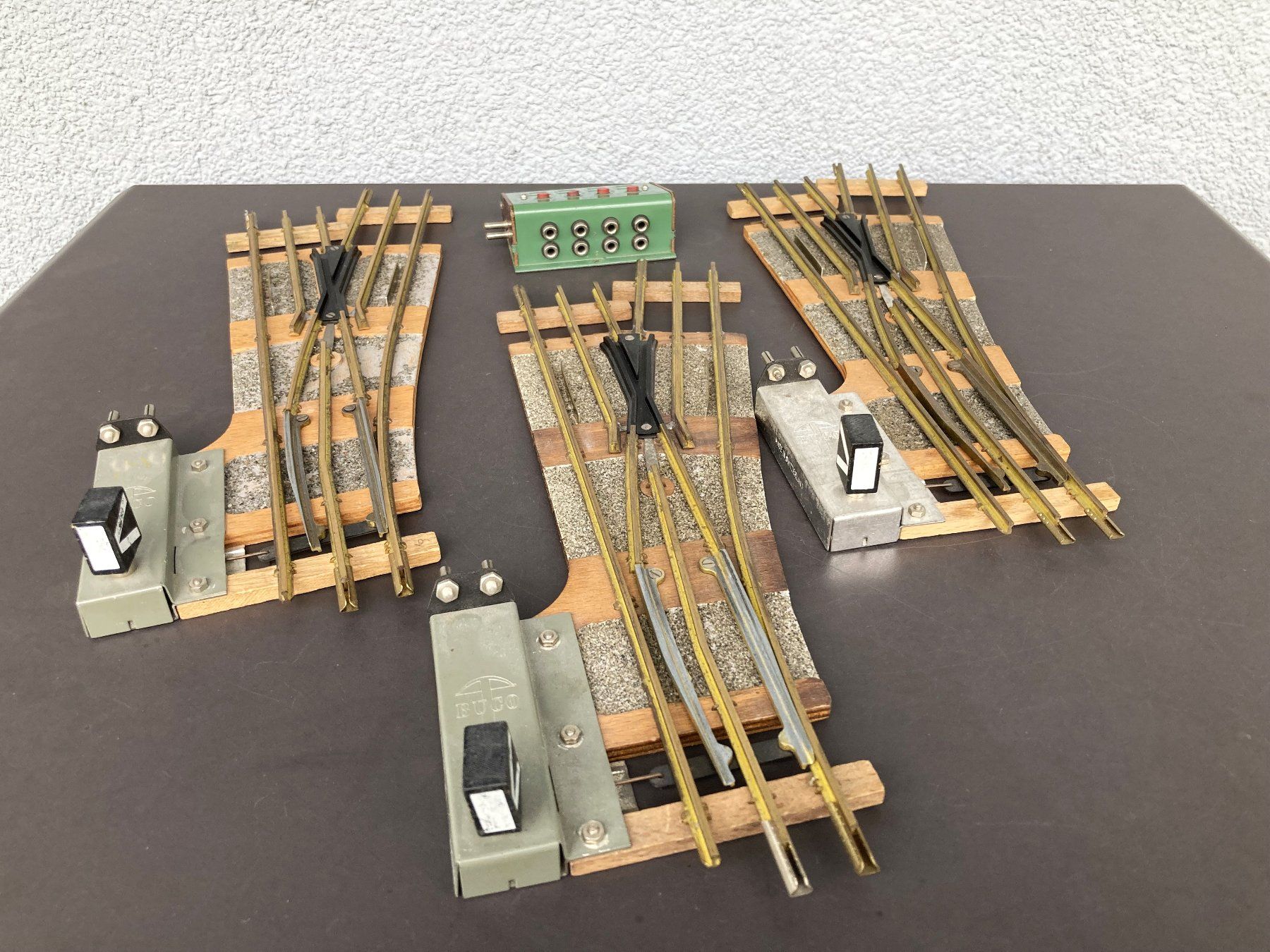 Buco Modelleisenbahnen: 3 BUCO Rechts Weichen und ein Weichenstellpult – Gebraucht aus Therwil von kuuvalo 1
