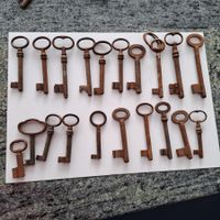 20 alte Schlüsseln mit unterschiedlichen Gr...