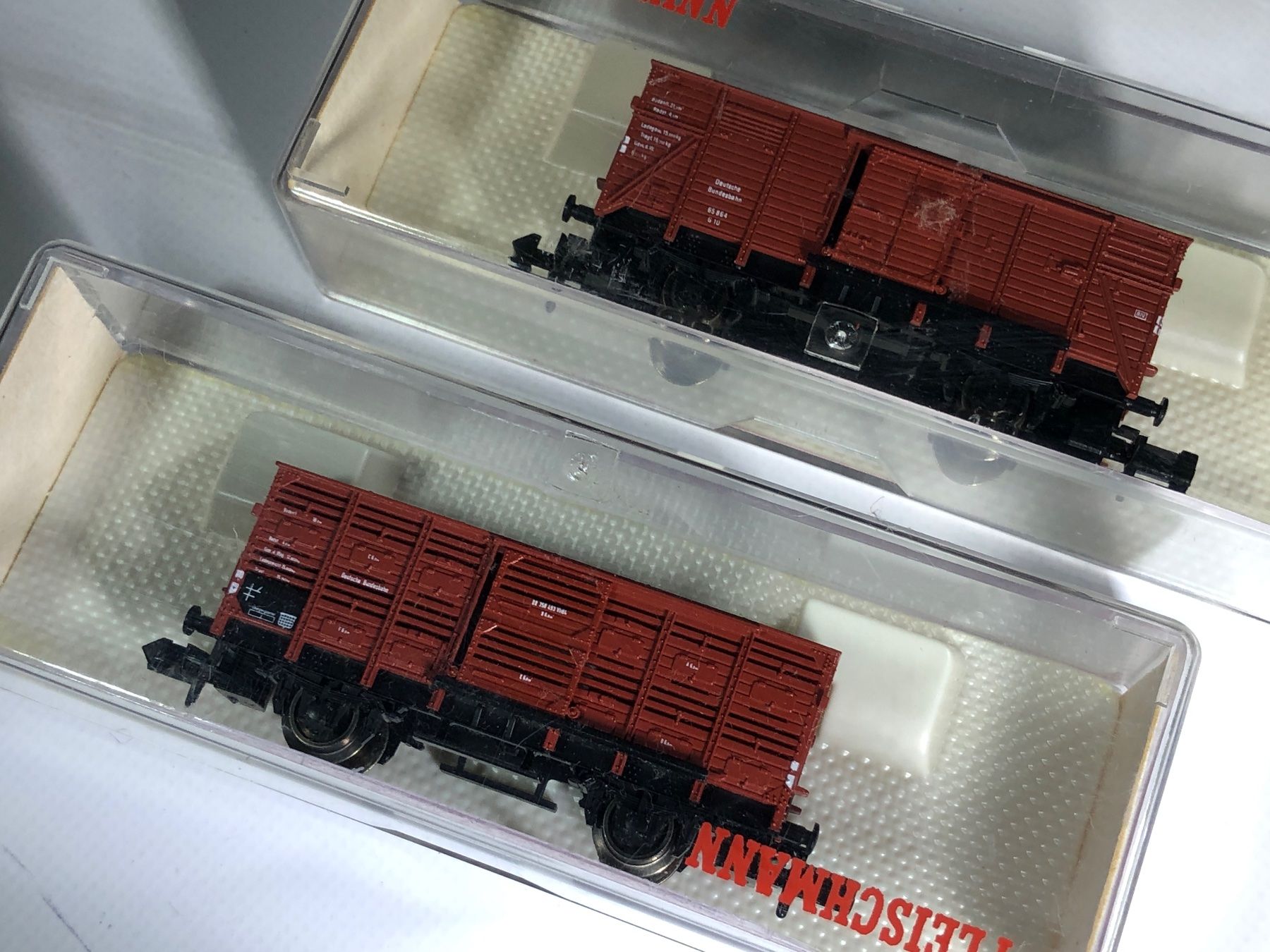 Fleischmann Modelleisenbahnen: 2x Fleischmann Güterwagen gedeckt 8350, Spur N – Gebraucht aus Bergdietikon von Garak 3