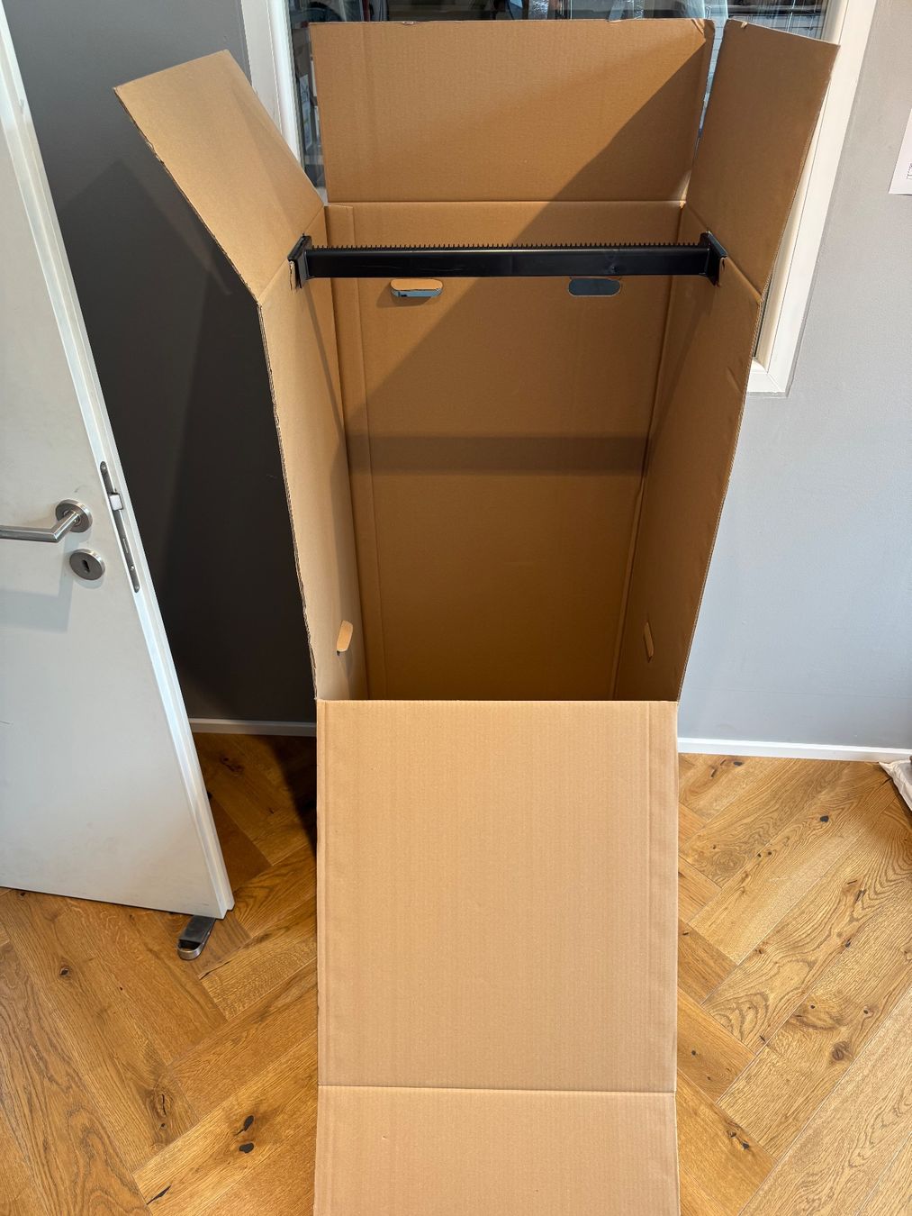 Cartoni: Kleiderboxen mit Stange – Usato da Dietlikon venduto da HighspeedUmzug 2