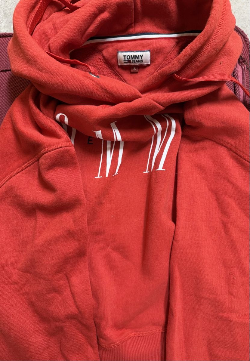 Tommy Hilfiger Pulls & Sweat-shirts: Roter Tommy Jeans Pullover, Grösse S, Top Zustand! – D'occasion à Kloten par ann_6x9q 1