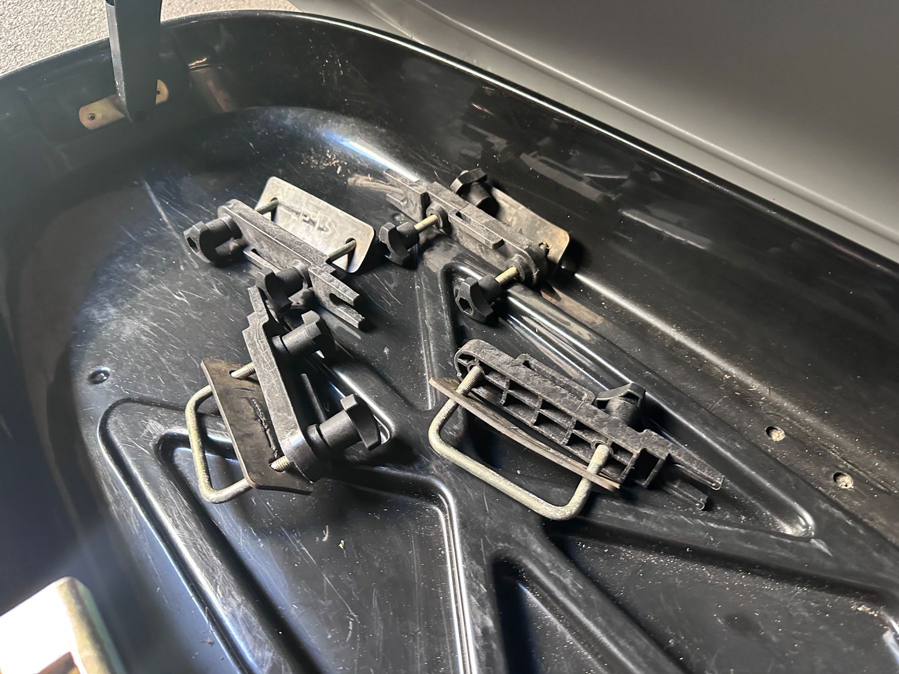Barres de toit: Dachbox mit THULE Dachträger – D'occasion à Engelburg par Shantaram01 2