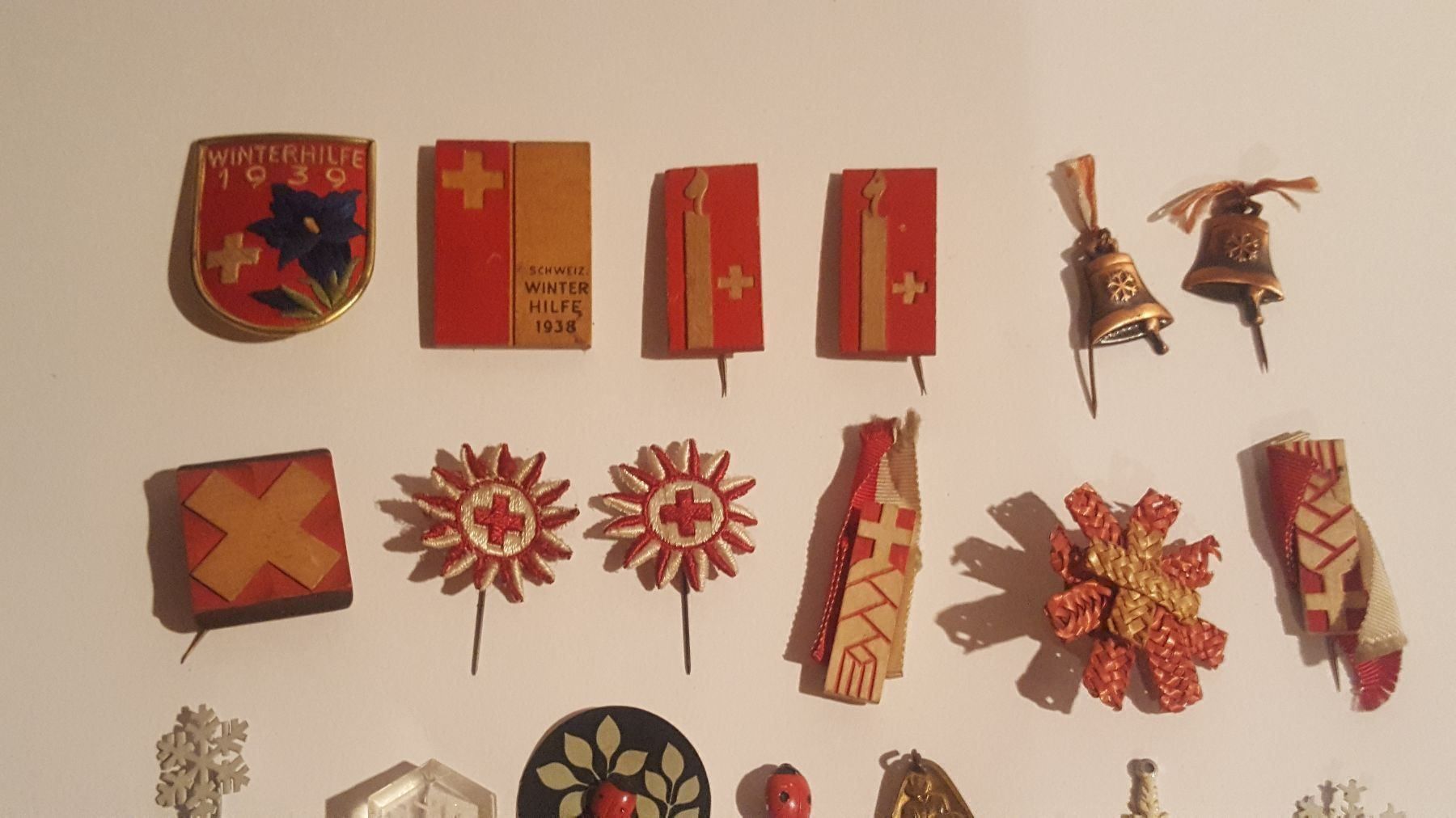 Placchette & Badge: 26 Rotkreuz- und Winterhilfe Abzeichen – Usato da Remetschwil venduto da Privatflohmi 1