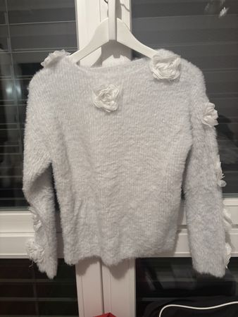 Weisser Pullover mit Dekoration