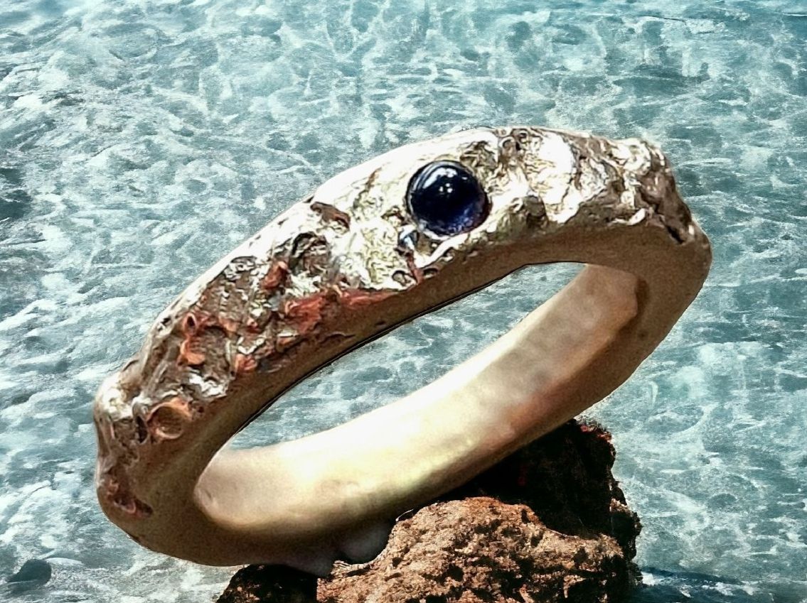 Anelli: Wilder Ring, Bronze mit Iolith, Grösse 46,75 – Nuovo e nell'imballaggio originale da Aarau venduto da Schmuckhoehle_MD 4