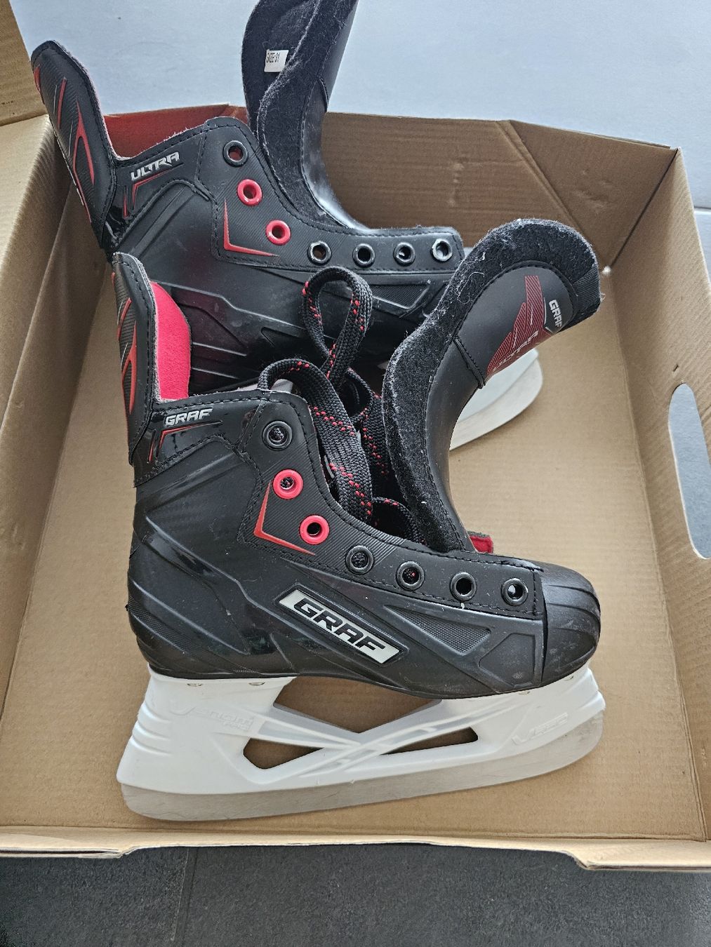Graf Pattini da ghiaccio: Graf Eishockeyschuhe Ultra, Grösse 31 – Nuovo e nell'imballaggio originale da Uznach venduto da 8Cori8 1