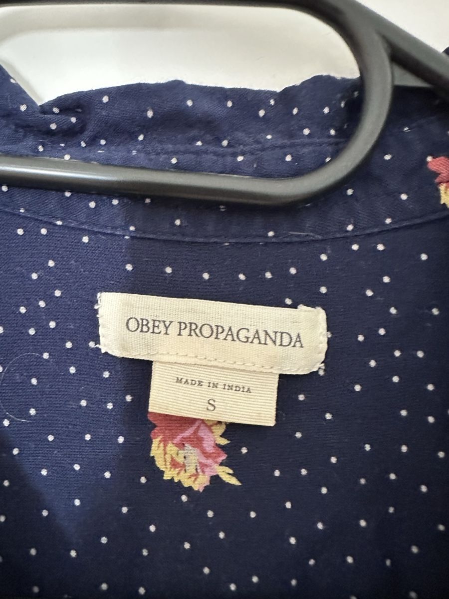 Blusen: Obey Propaganda Hemd, Grösse S, Dunkelblau mit Blumenmuster. – Gebraucht aus St. Gallen von Nood 1