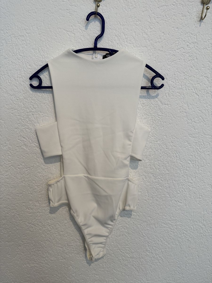 Top: MISSGUIDED Body weiss Cut outs Gr. 38 / M – Usato da Fislisbach venduto da KolibriSecondhand