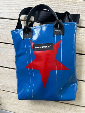 FREITAG Umhängetasche/Crossbody/Shopper, Blau rot mit Stern