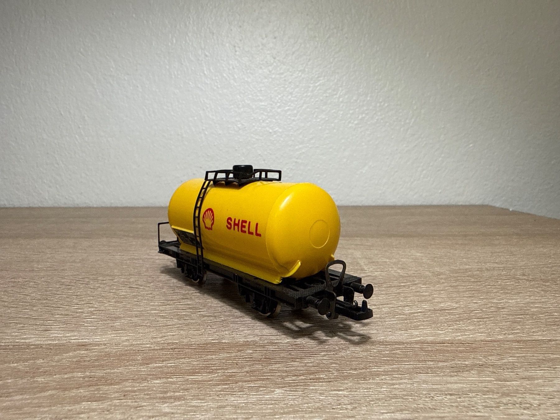 Lima Modellini di ferrovie: Lima Kesselwagen SHELL H0 (17) – Usato da St-Aubin-Sauges venduto da Lo_Go 3