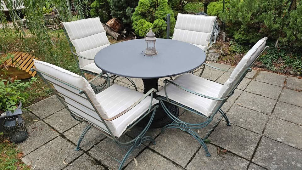 Chaises: Garten Stühle massiv mit Tisch – D'occasion à niederbipp par c10