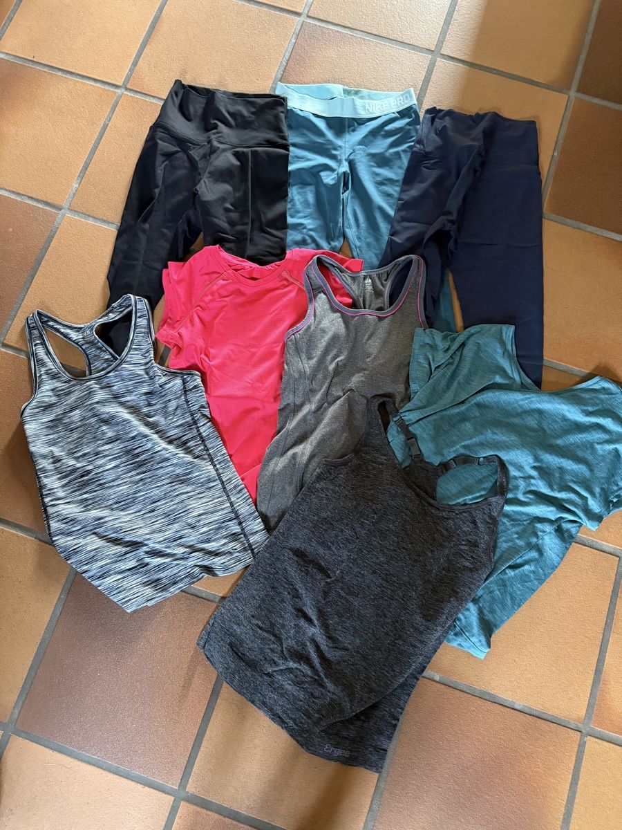 Kleiderpakete: Sportkleider Package S – Gebraucht aus Schaffhausen von Minzli380