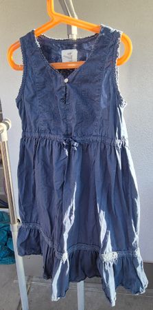 schönes Sommerkleis in Jeansfarbe, Gr. 140