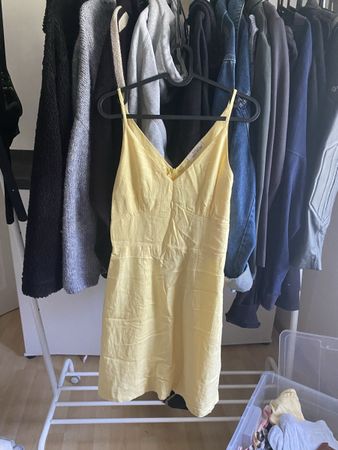 Sommerliches, gelbes Kleid geschneidert in Vietnam