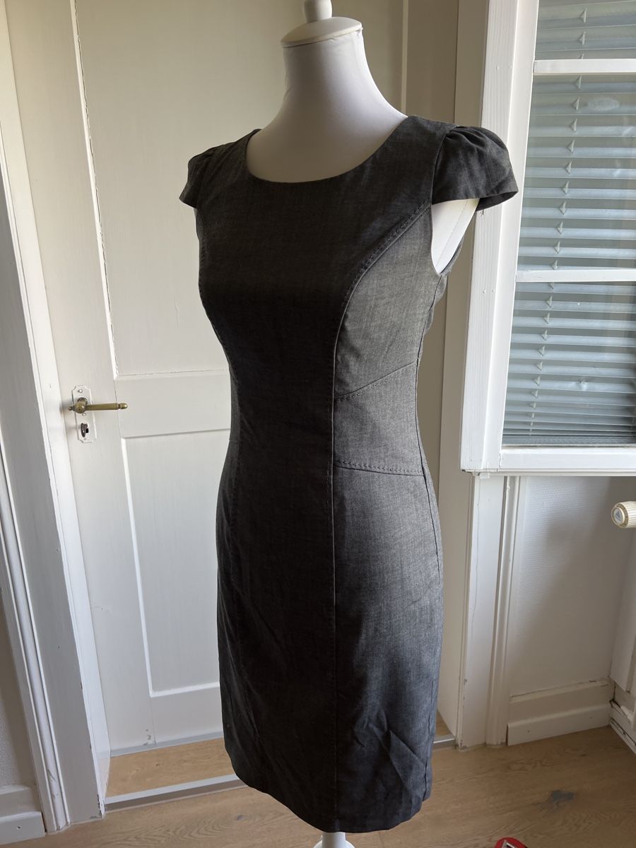 Vestiti: neu: Kleid, Grau, Gr. 36, Figurbetont – Nuovo (secondo la descrizione) da Oensingen venduto da SchickeDame 2