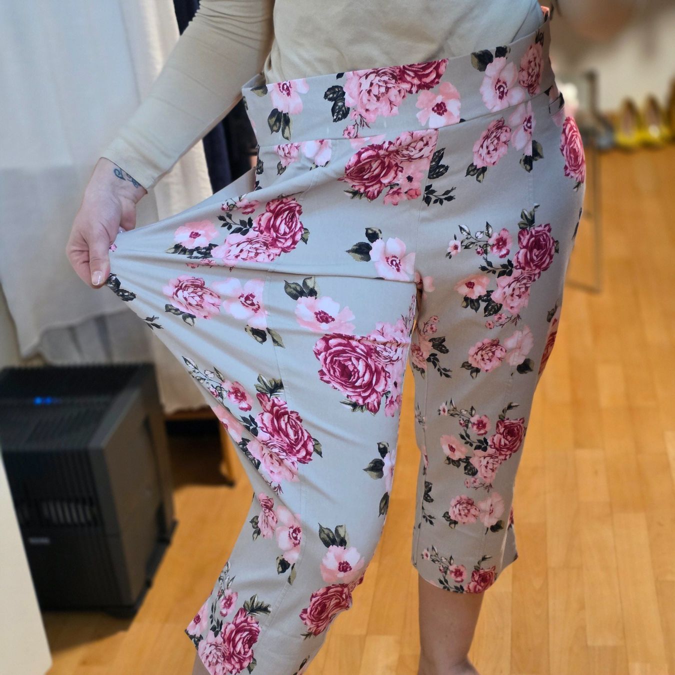 Pantaloni: Queenspark Sommerhose Blumen 50/52 Viskose – Usato da Wald ZH venduto da CapLux 4