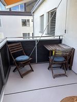 Tisch und 2 Stühle mit Kissen