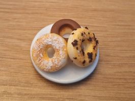 Handmade Donuts auf Keramik Teller