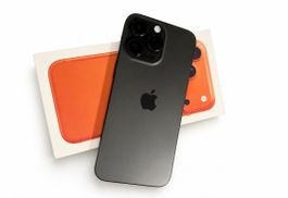Apple iPhone 15 Pro Max 256 GB – Titan Schwarz – TOP Zustand