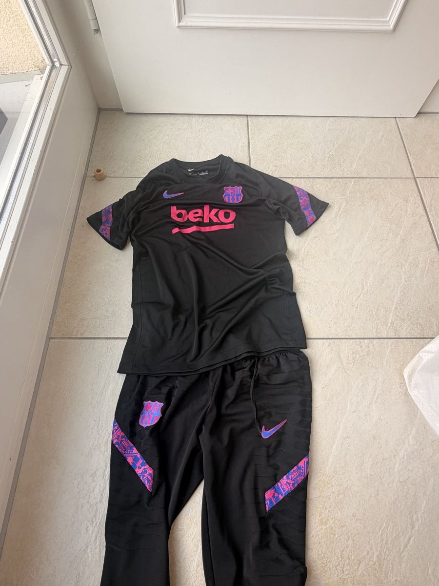 FC Barcelona Maillots de corps & Pantalons: FC Barcelona Trainingsanzug  – D'occasion à Spiez par jer_ns6x