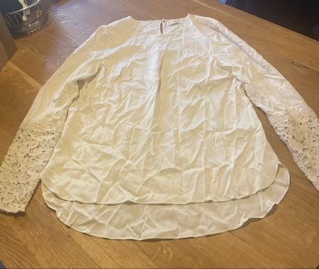 Brunello Cucinelli Seidenbluse mit floraler Spitze, Gr. 36