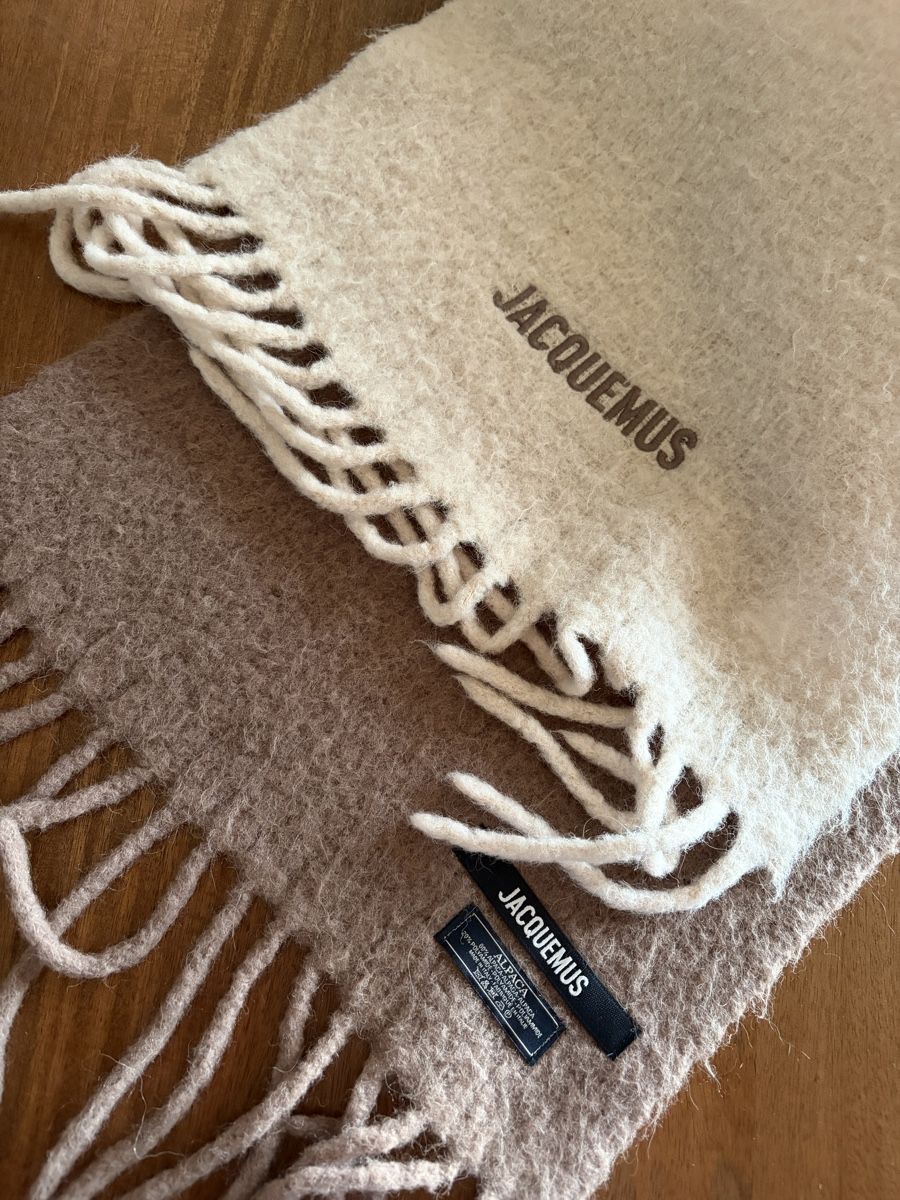Jacquemus Foulard & Sciarpe: Schal Jacquemus beige Alpaca Wolle – Nuovo (secondo la descrizione) da Wädenswil venduto da sinuuro