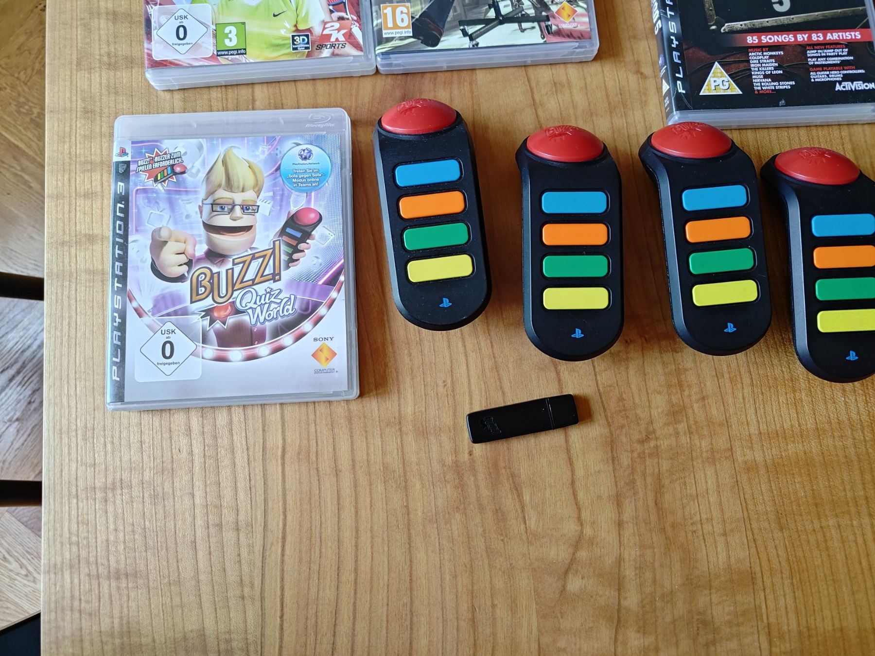 Sony Konsolen: Playstation 3 (PS3), 2 Controller, 7 Games, Buzz/Guitar Hero – Gebraucht aus Bern von andersini 4