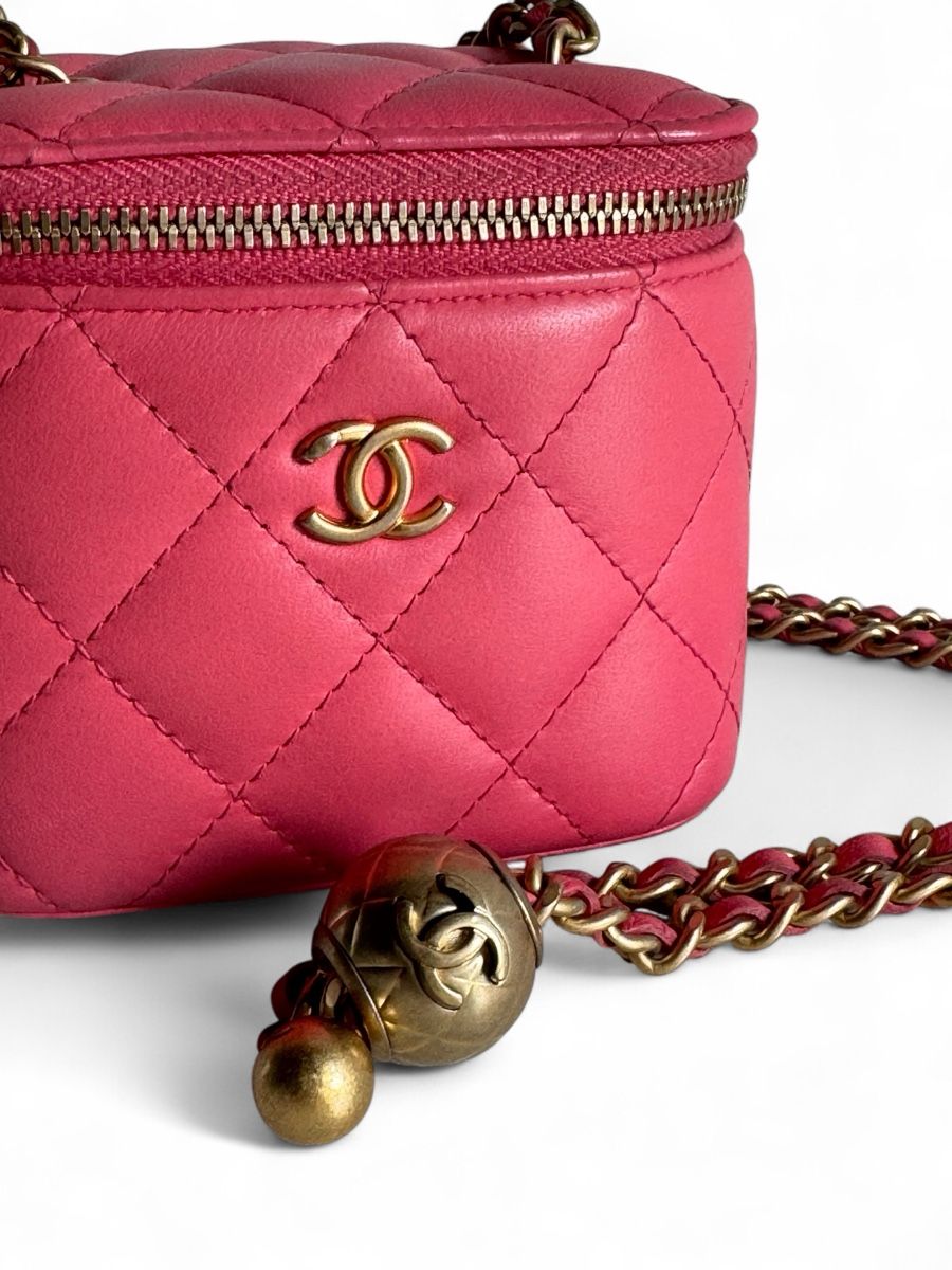 Chanel Borse da donna: CHANEL Pearl Crush Mini Vanity Case With Chain Tasche – Usato da Kriens venduto da hannaandkiko 9
