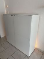 Weisse Kommode, Oberfläche und Front aus Glas