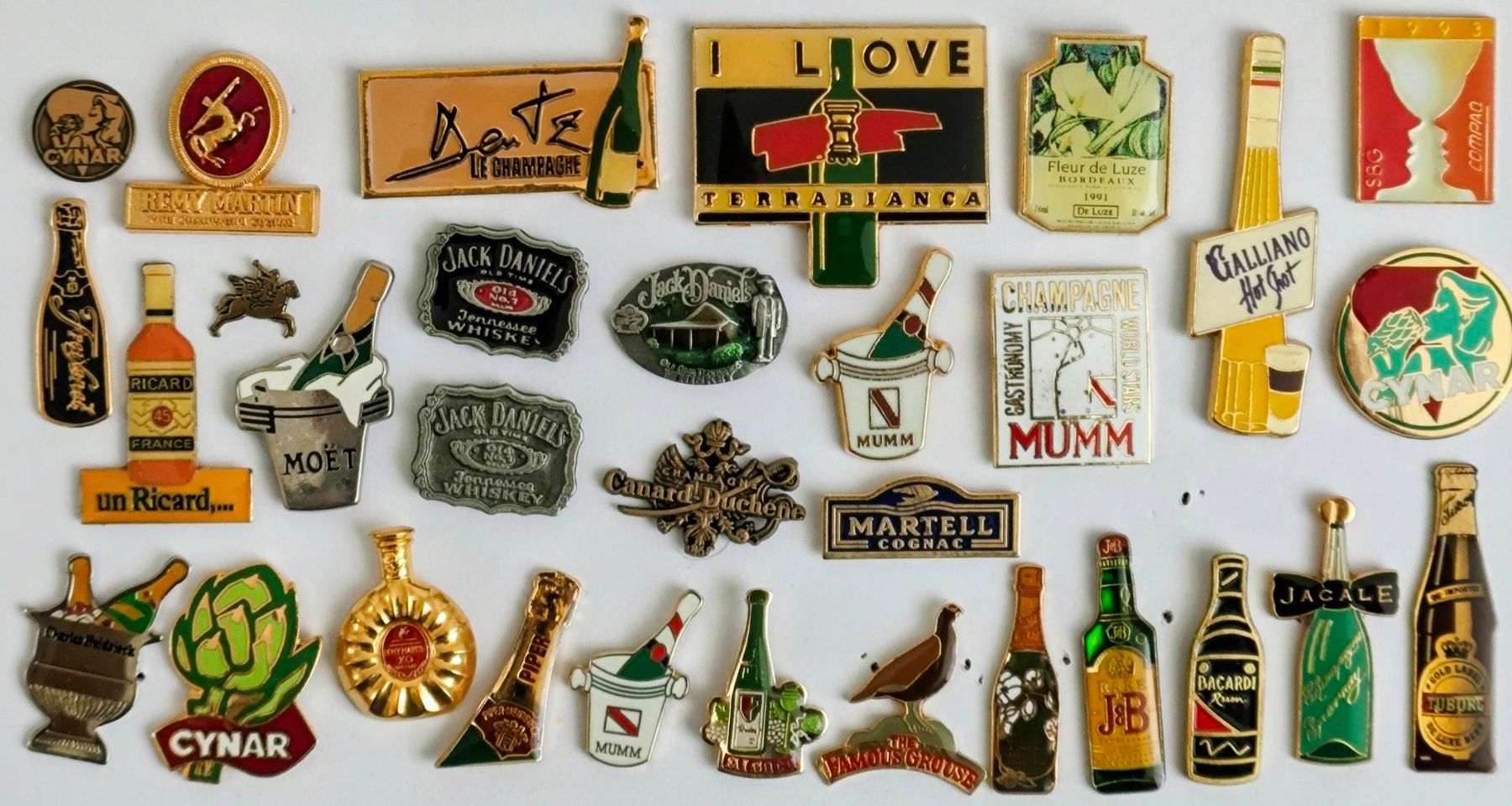 Plaketten & Abzeichen: diverse Getränke Pins (alkoholisch) – Gebraucht aus Pfäffikon ZH von Colacity