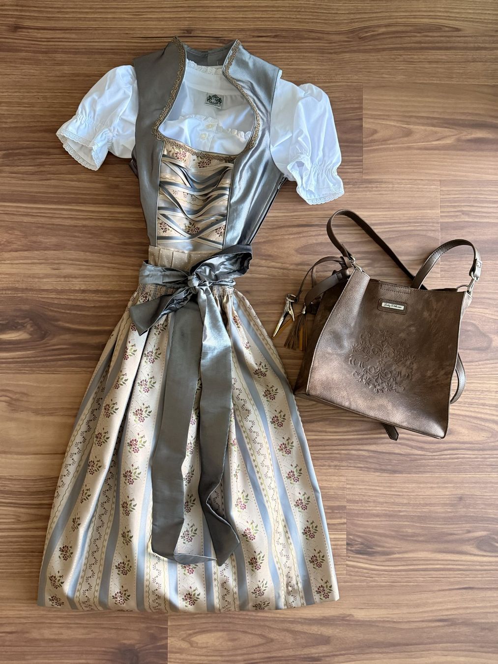 Vestiti: wunderschönes Dirndl Gr. 34, Hammerschid, mit Bluse & Tasche – Nuovo (secondo la descrizione) da Weisslingen venduto da Gepy1