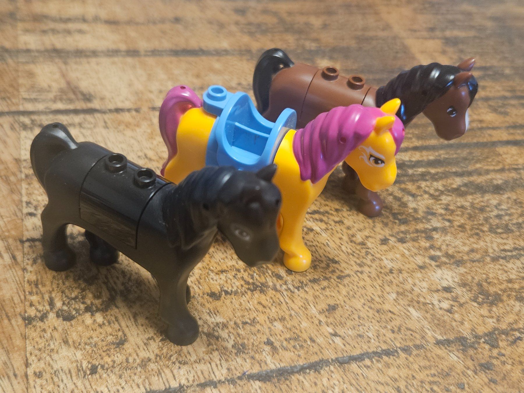Lego Kit di costruzioni: lego figurine lot de 3 chevaux – Usato da Confignon venduto da Ecrofigs