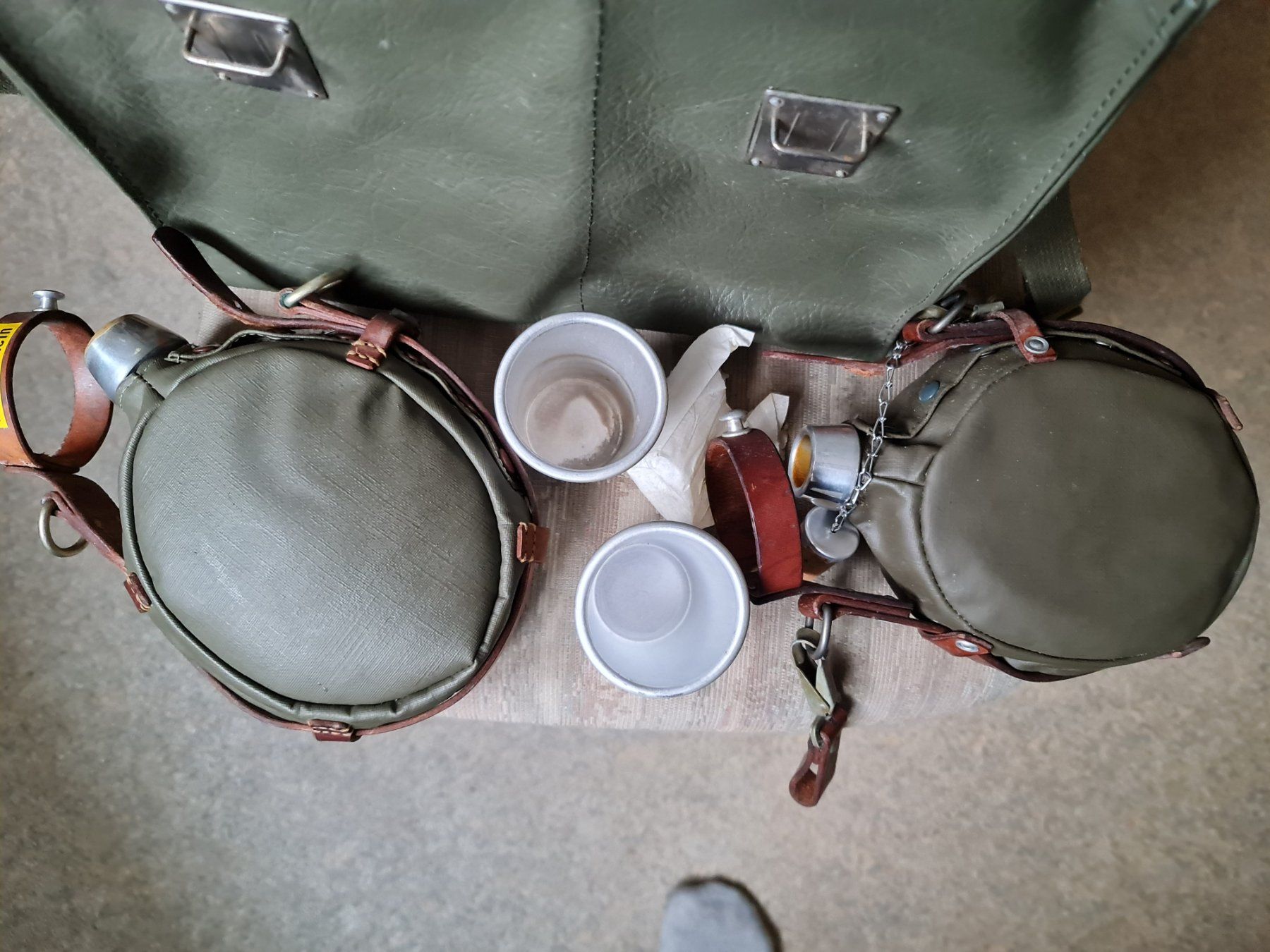 Borse: Zwei Lebelflaschen in Sanitetertasche – Usato da Sins venduto da tomeks 1