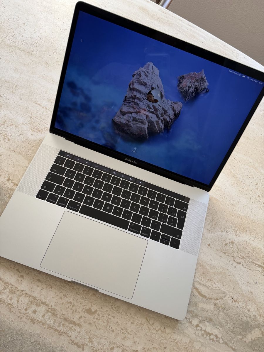 Apple Notebook: MacBook Pro (15-Inch 2016) - CH Keyboard – Usato da Basel venduto da mon_2l8z 1