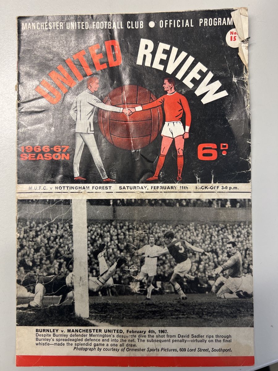 Zeitschriften & Magazine: Manchester United Review 1966-67 – Gebraucht aus Zürich von pamleano