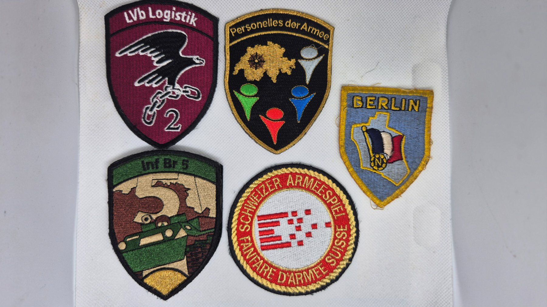 Schweizer Armee Plaketten & Abzeichen: 4 Badges militaire suisse + 1 Français – Gebraucht aus Morges von knufi01