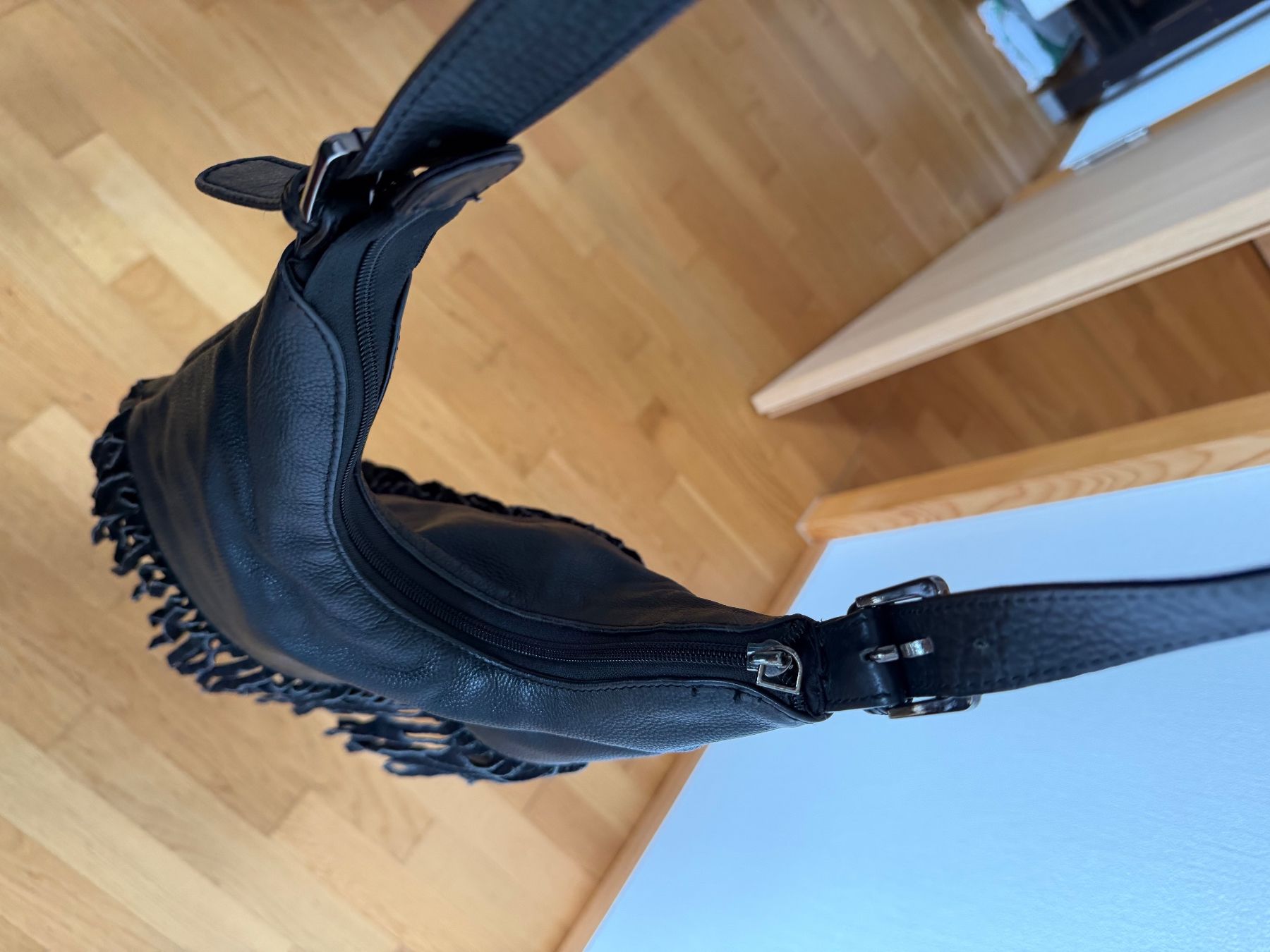 Globus Borse da donna: Schwarze Globus Ledertasche mit Fransen – Nuovo (secondo la descrizione) da Chur venduto da Caroline__ 7