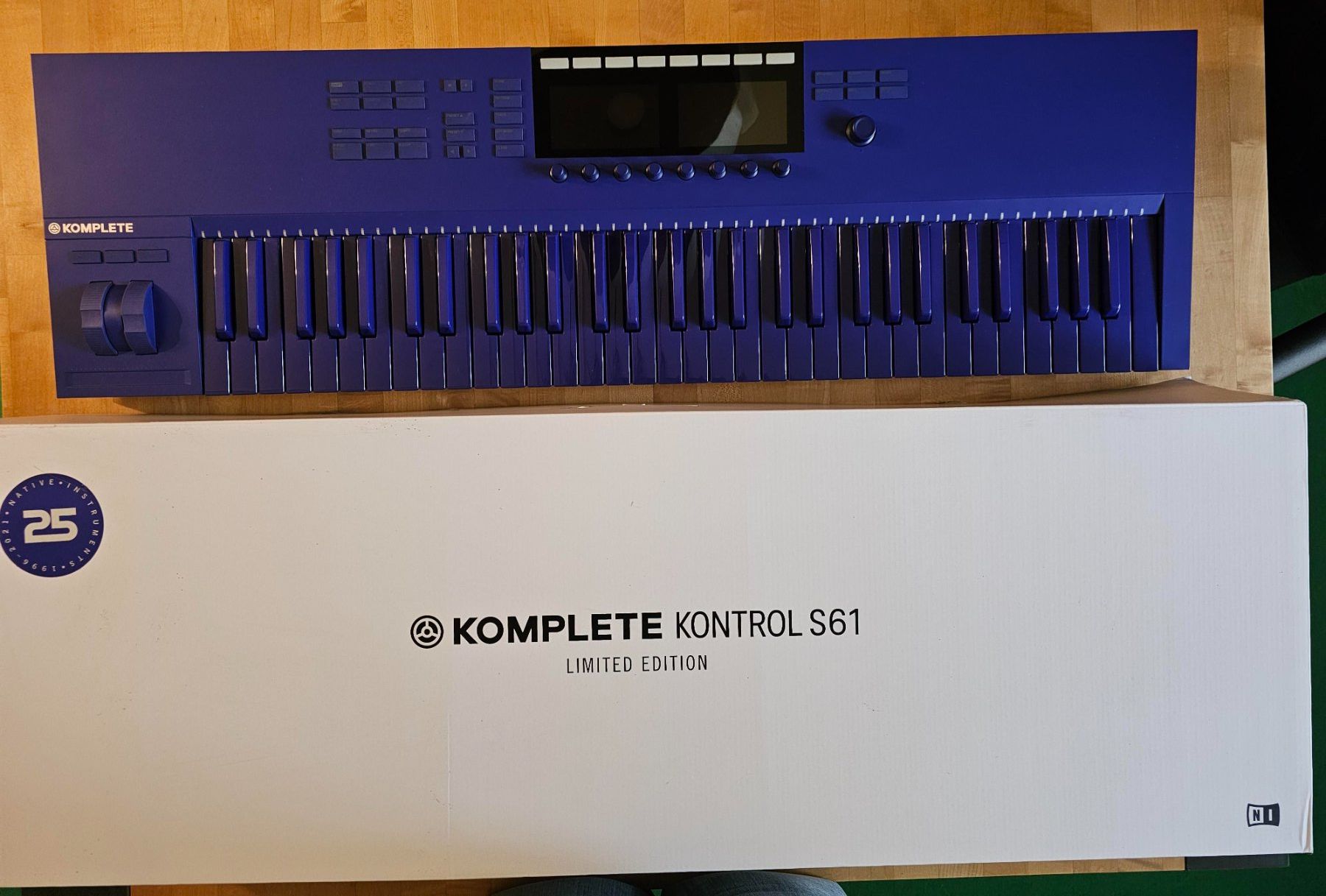 Native Instruments Musikinstrumente: Native Instruments Komplete Kontrol S61 Mk2 Limited Edition – Neu (gemäss Beschreibung) aus Münchenbuchsee von pisa87 1